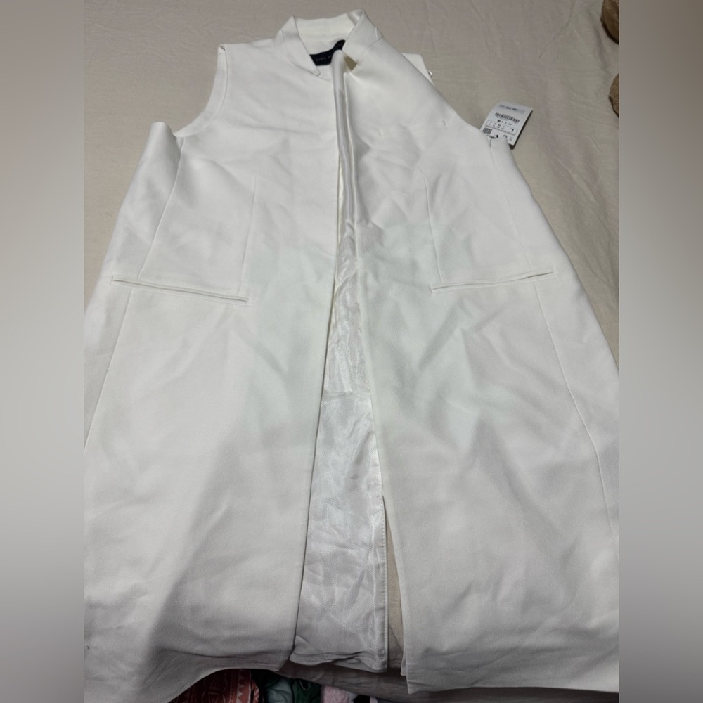 Women’s Zara vest color is off white